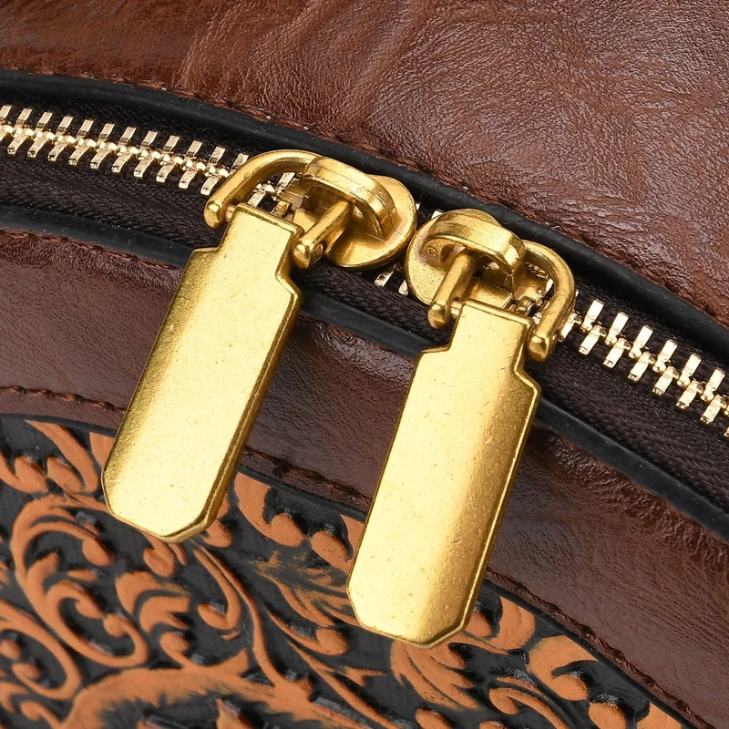 Runde Crossbody-Bag mit Mandala-Prägung, 19x8x18 cm, Braun