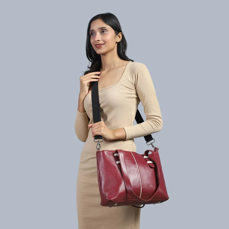 Elegante Echtleder Umhängetasche mit Krokoprägung, 33 x 10 x 27 cm, Burgunder