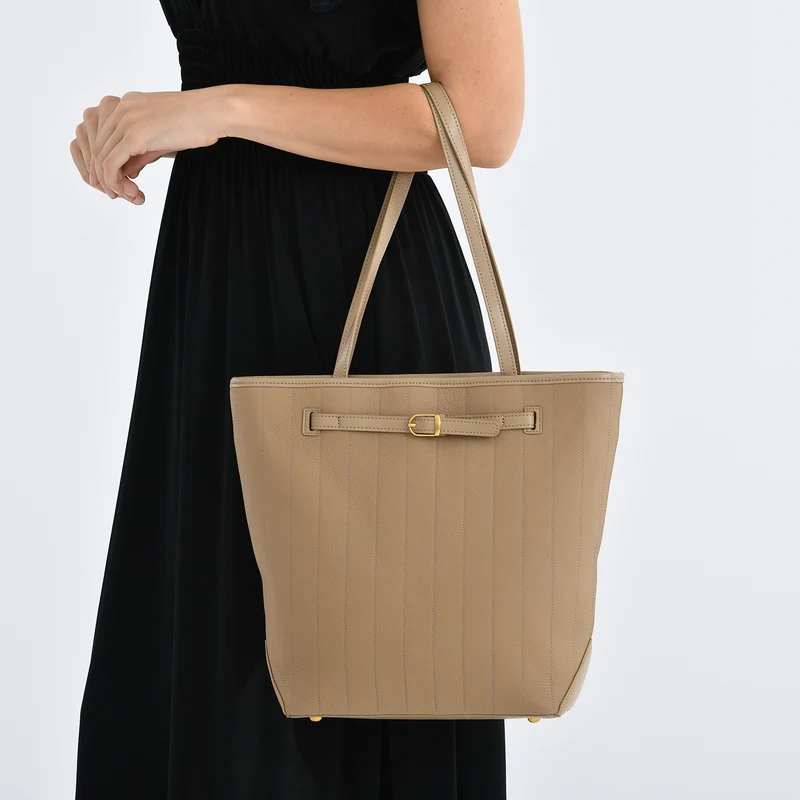 Shopper Tasche aus Echtleder mit Zierschnalle und Doppelgriffen, Metallfüße, 25x11x32 cm, Khaki