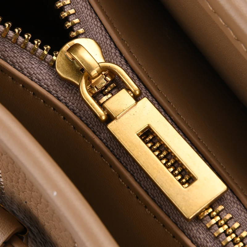 Shopper Tasche aus Echtleder mit Zierschnalle und Doppelgriffen, Metallfüße, 25x11x32 cm, Khaki