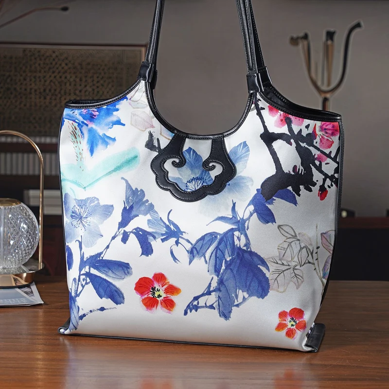 LA MAREY Signature Brokat Echtleder Schultertasche, 1 Außenfach und 2 Innenfächer, 34 x 35 x 11.5 cm, Hellblau