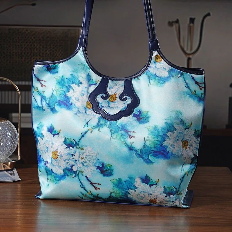 LA MAREY Signature Brokat Echtleder Schultertasche, 1 Außenfach und 2 Innenfächer, 34 x 35 x 11.5 cm, Hellblau
