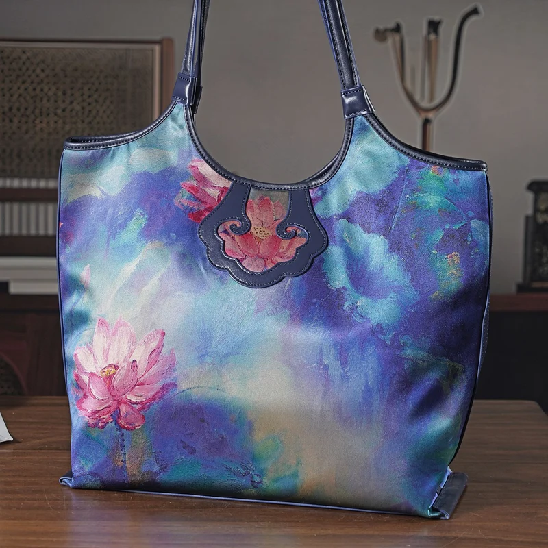 LA MAREY Signature Brokat Echtleder Schultertasche, 1 Außenfach und 2 Innenfächer, 34 x 35 x 11.5 cm, Hellblau
