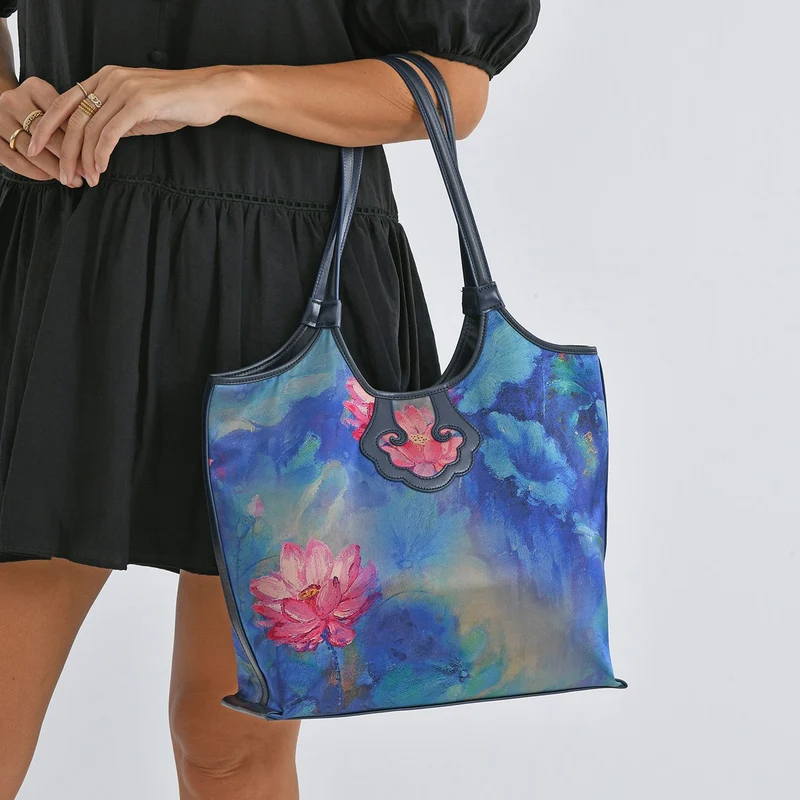 LA MAREY Signature Brokat Echtleder Schultertasche, 1 Außenfach und 2 Innenfächer, 34 x 35 x 11.5 cm, Hellblau