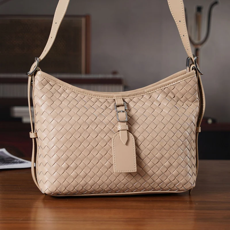 Echtleder-Crossbody-Bag im Flechtdesign, 27x9x20 cm, Schwarz