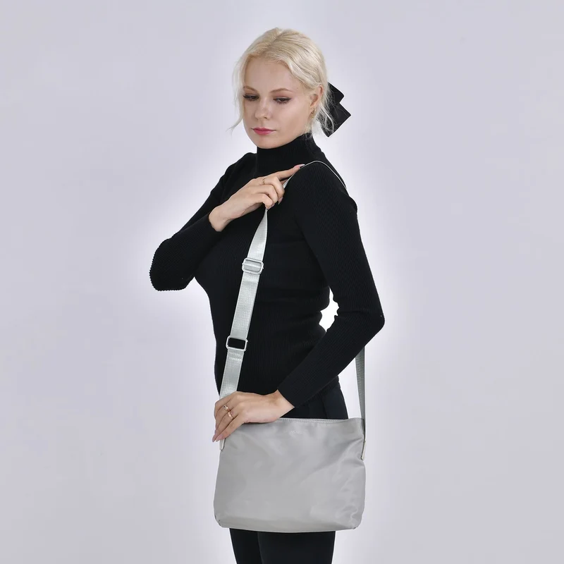 PASSAGE - Crossbody Handtasche mit Nylonfutter und RFID Schutz, 112cm Schultergurt, 27x14.5x23 cm, hell Grün