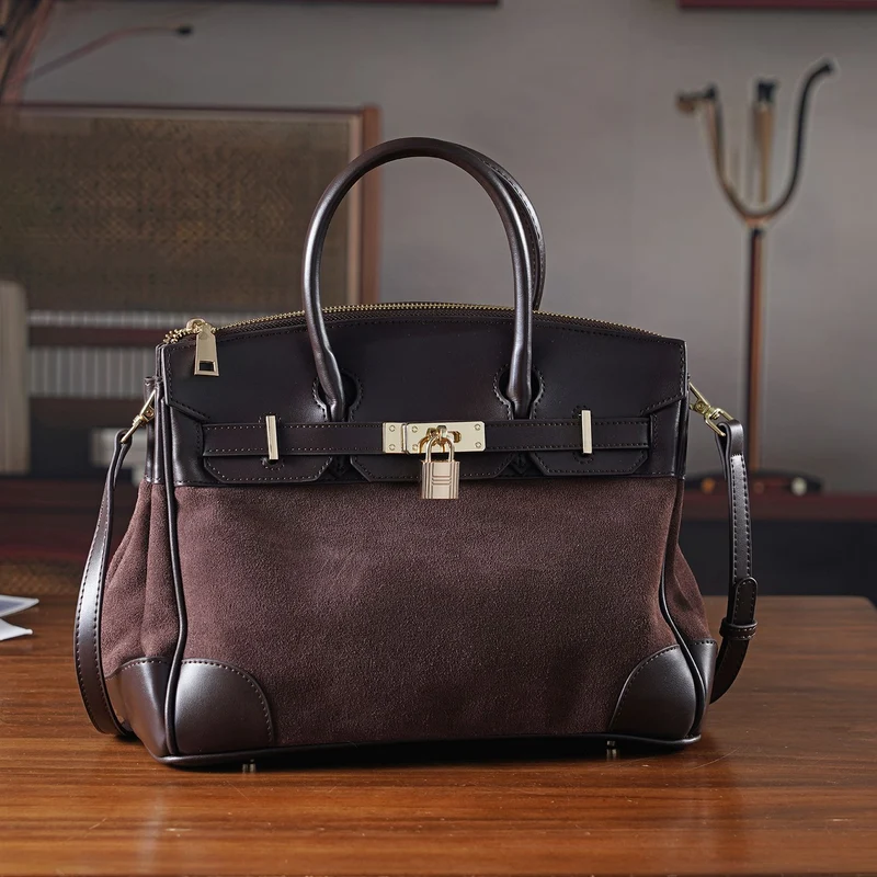 Grand Pelle Echtleder Citybag mit Reißverschluss und Schlossoptik 30 x 16 x 23 cm Schwarz