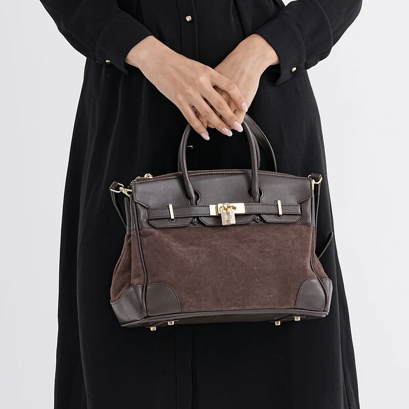 Grand Pelle Echtleder Citybag mit Reißverschluss und Schlossoptik 30 x 16 x 23 cm Schwarz