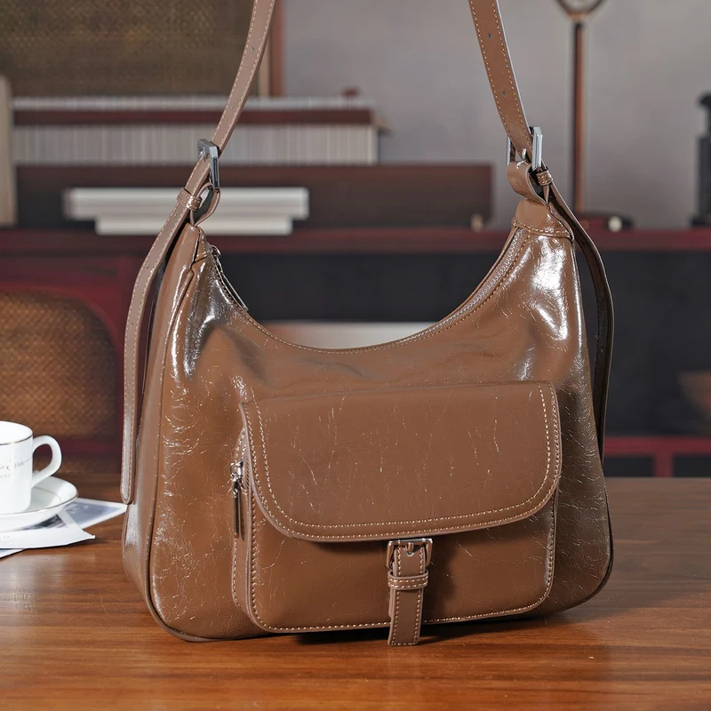 Schultertasche aus Echtleder mit Fronttasche, 28,5x9x25 cm, Schwarz