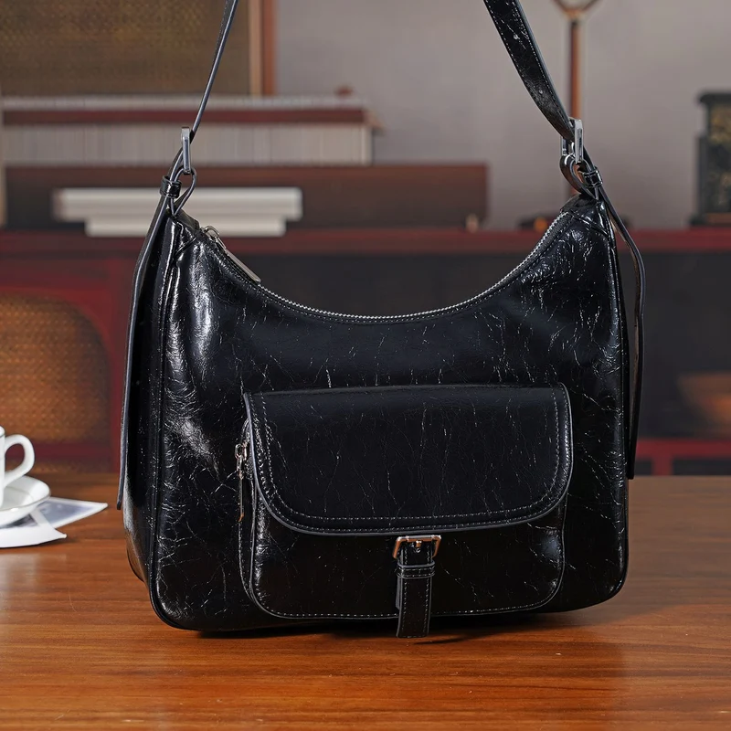 Schultertasche aus Echtleder mit Fronttasche, 28,5x9x25 cm, Schwarz