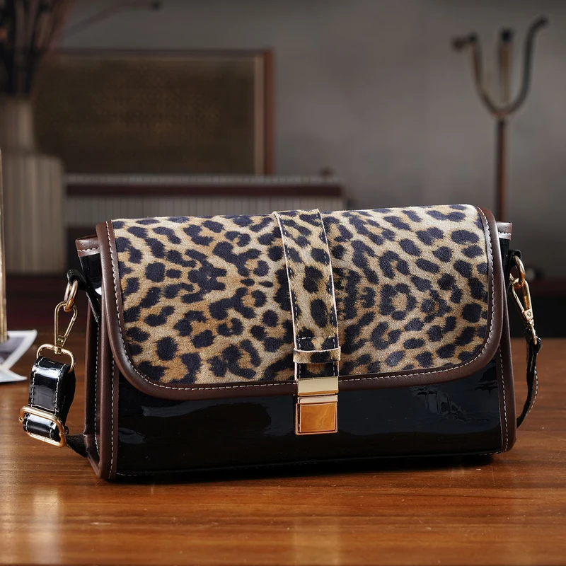 Chaos by Elsie - Echtleder Crossbody Tasche mit RFID, Leopardenmotiv Klappe, 2 Außenfächer mit Reißverschluss, 28 x 10 x 18 cm, Beige
