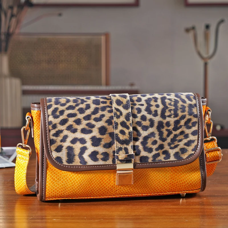 Chaos by Elsie - Echtleder Crossbody Tasche mit RFID, Leopardenmotiv Klappe, 2 Außenfächer mit Reißverschluss, 28 x 10 x 18 cm, Beige