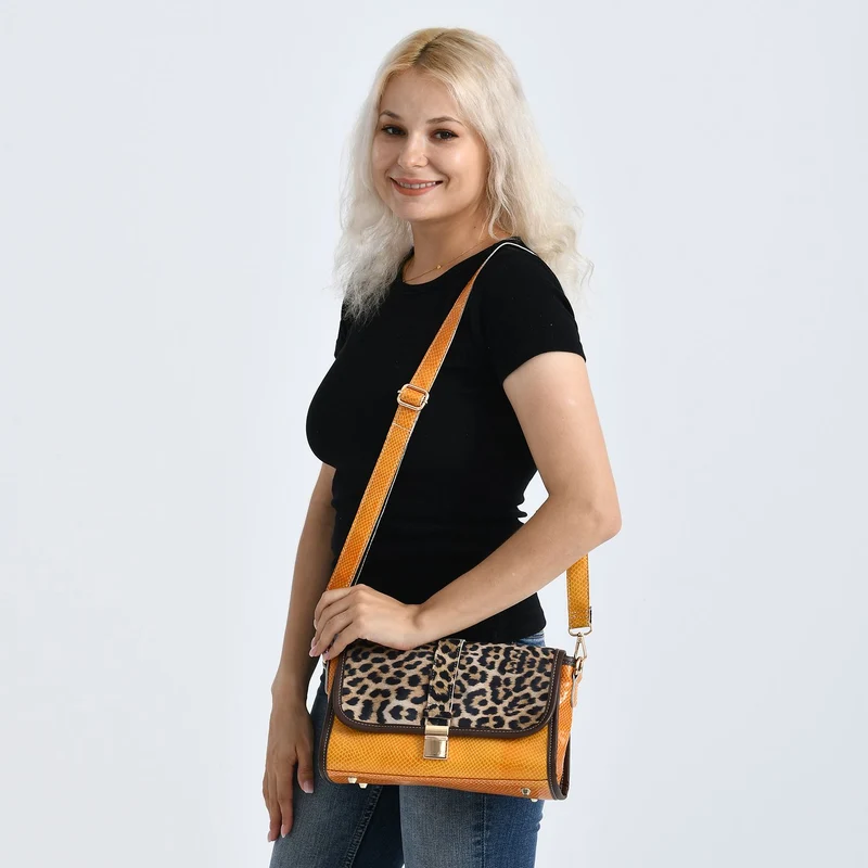 Chaos by Elsie - Echtleder Crossbody Tasche mit RFID, Leopardenmotiv Klappe, 2 Außenfächer mit Reißverschluss, 28 x 10 x 18 cm, Beige