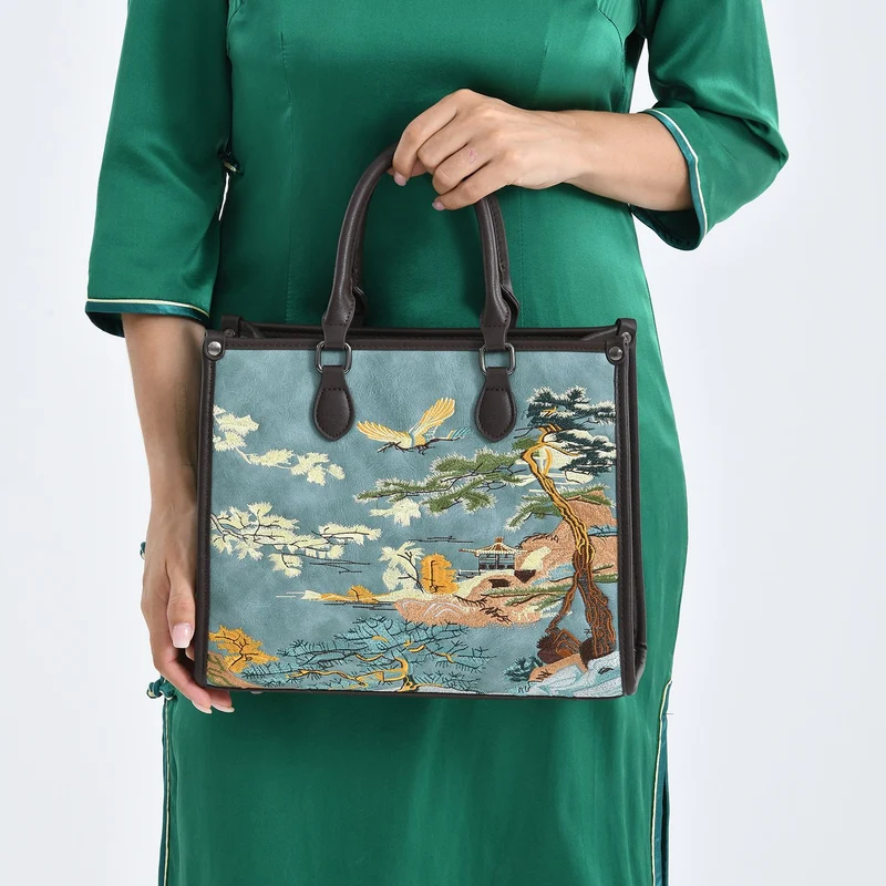 Bestickte Crossbody Tasche, Kunstleder, Blumen Design, 32 x 12 x 25 cm, Blau