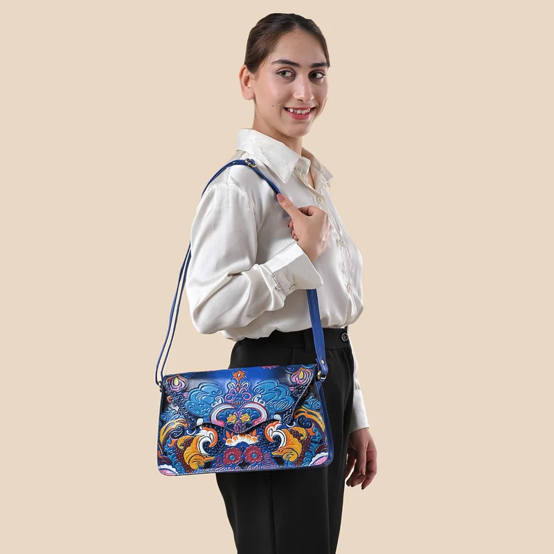 SUKRITI handbemalte Echtleder Tasche mit Prägung 32 x 6 x 19 cm, Schwarz
