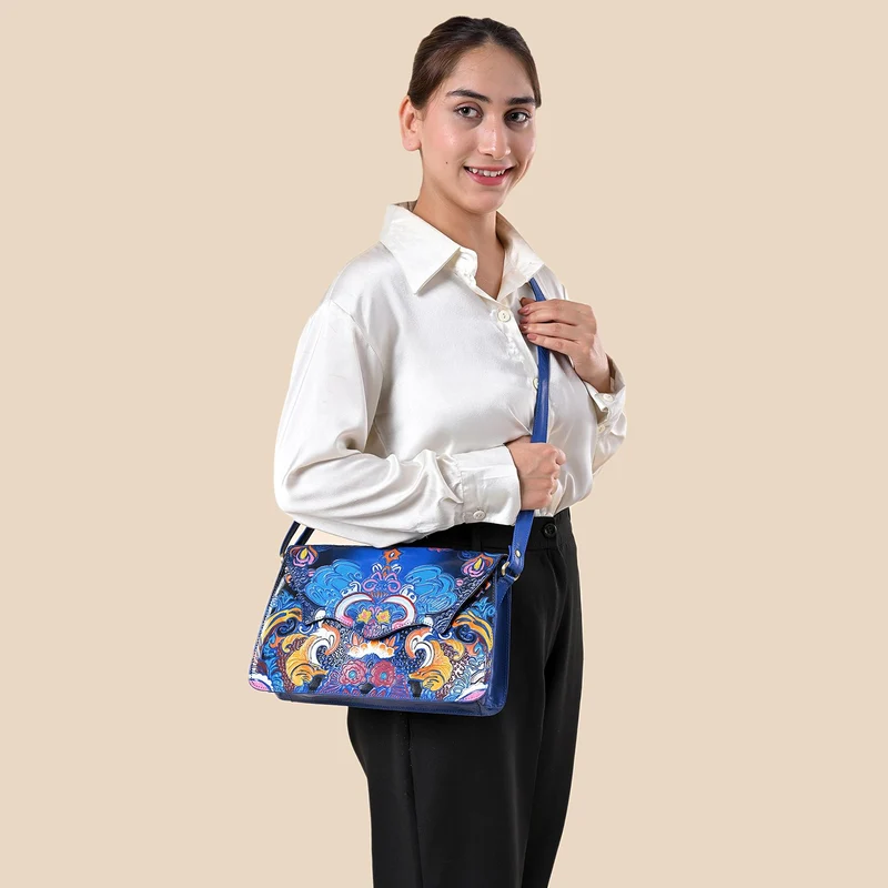 SUKRITI handbemalte Echtleder Tasche mit Prägung 32 x 6 x 19 cm, Schwarz