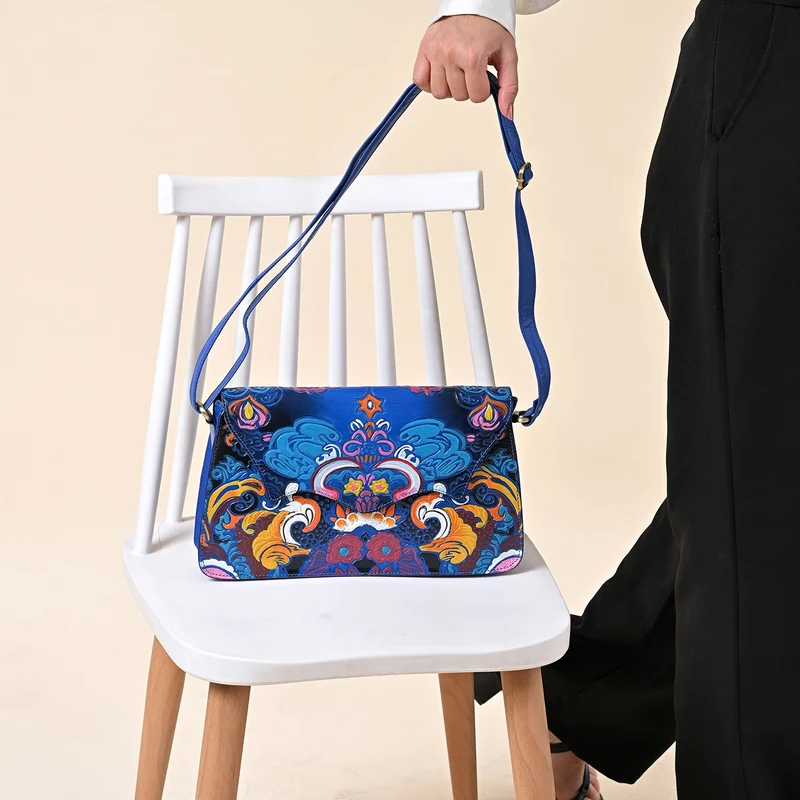SUKRITI handbemalte Echtleder Tasche mit Prägung 32 x 6 x 19 cm, Schwarz
