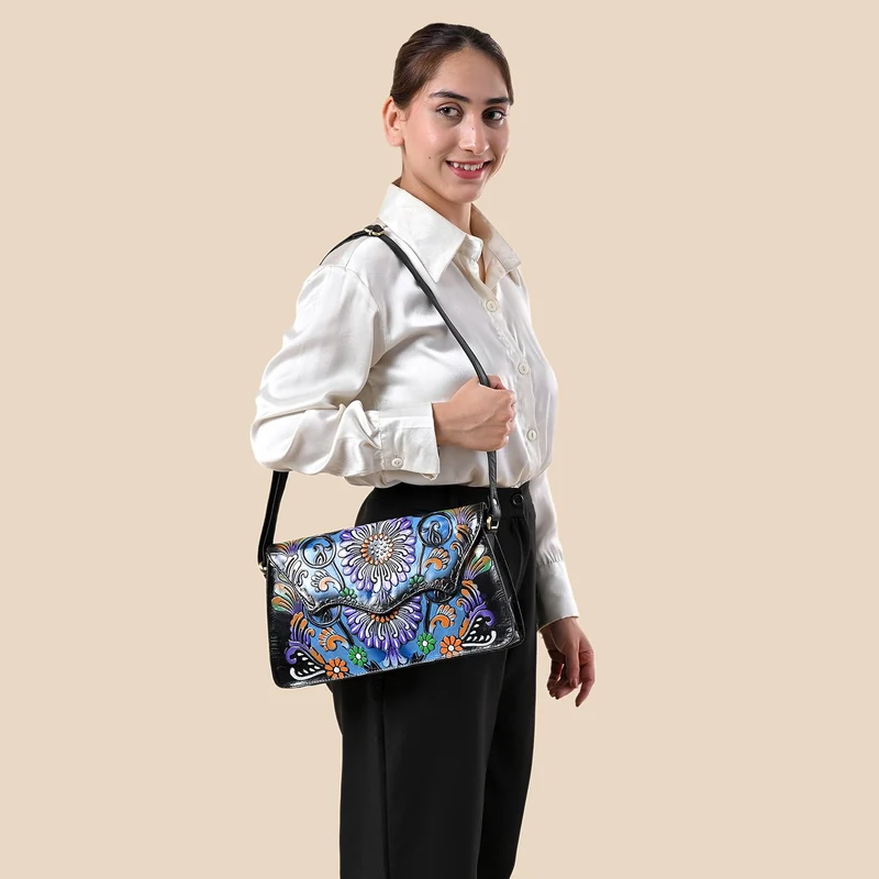 SUKRITI handbemalte Echtleder Tasche mit Prägung 32 x 6 x 19 cm, Schwarz