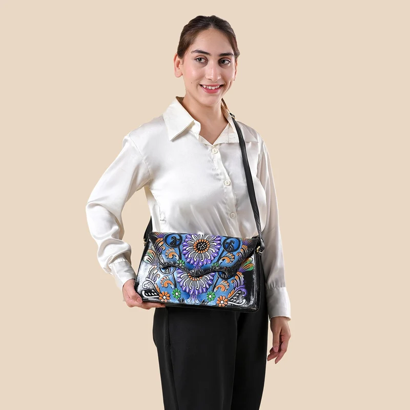 SUKRITI handbemalte Echtleder Tasche mit Prägung 32 x 6 x 19 cm, Schwarz