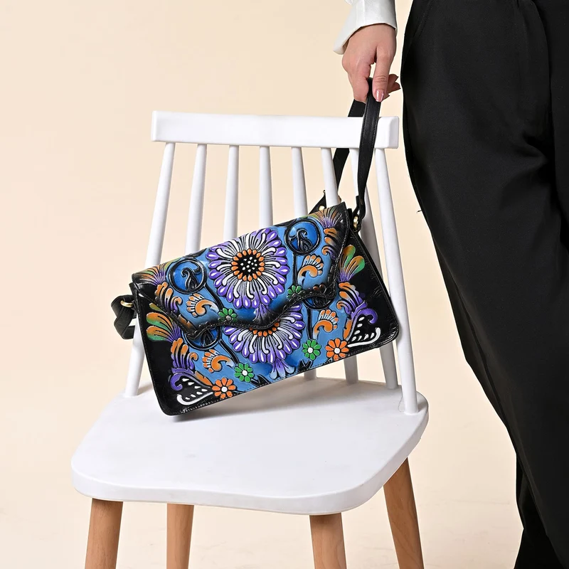 SUKRITI handbemalte Echtleder Tasche mit Prägung 32 x 6 x 19 cm, Schwarz