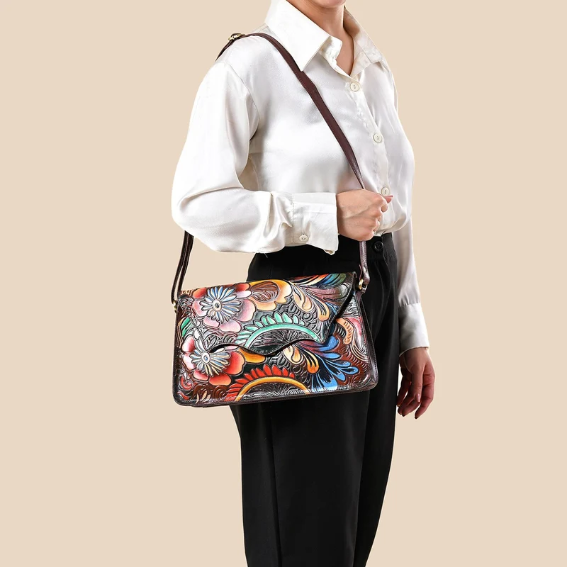 SUKRITI handbemalte Echtleder Tasche mit Prägung 32 x 6 x 19 cm, Schwarz