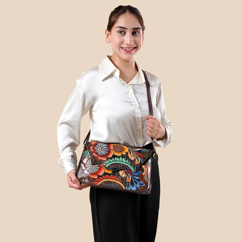 SUKRITI handbemalte Echtleder Tasche mit Prägung 32 x 6 x 19 cm, Schwarz