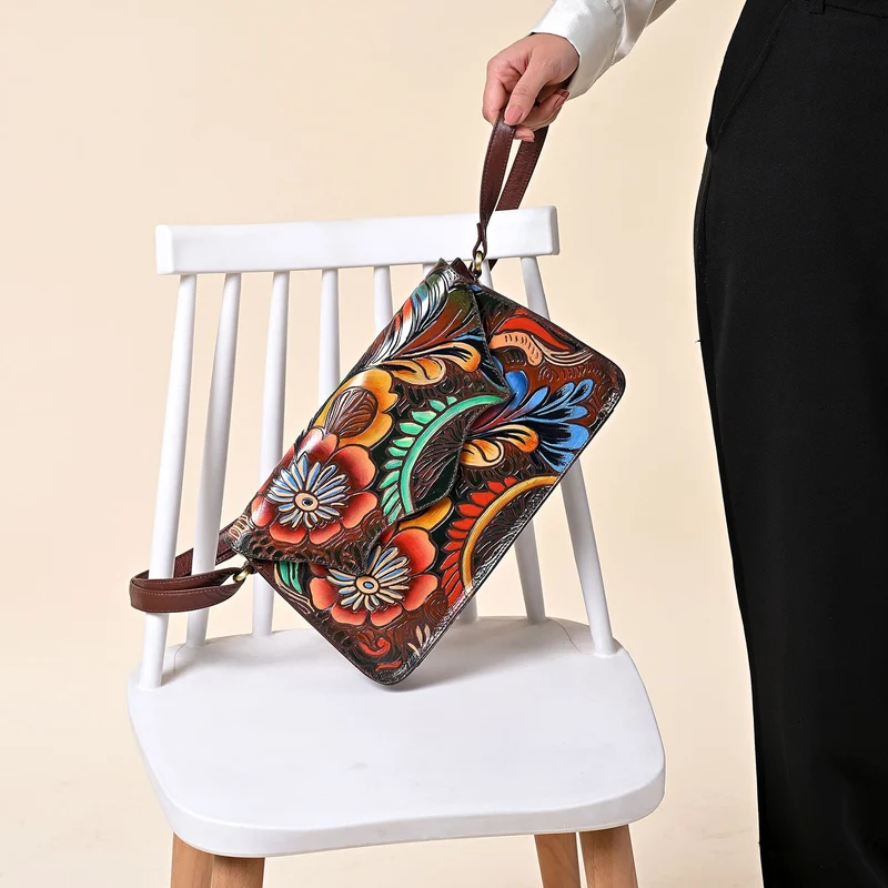 SUKRITI handbemalte Echtleder Tasche mit Prägung 32 x 6 x 19 cm, Schwarz