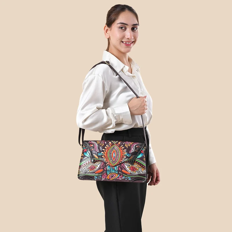 SUKRITI handbemalte Echtleder Tasche mit Prägung 32 x 6 x 19 cm, Schwarz