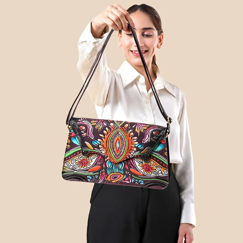 SUKRITI handbemalte Echtleder Tasche mit Prägung 32 x 6 x 19 cm, Schwarz