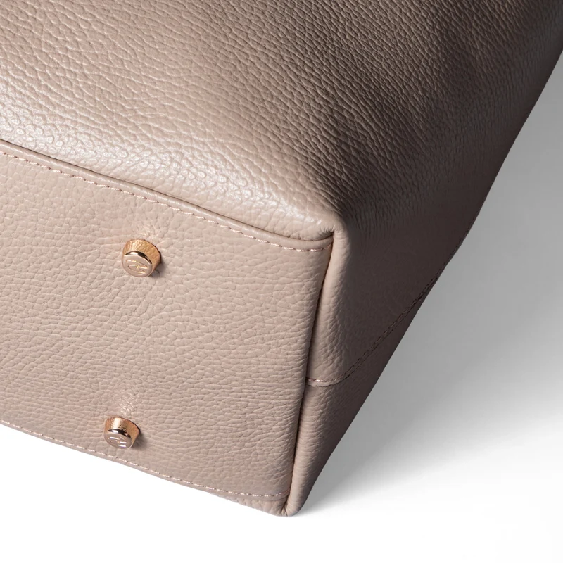 Isabel Bernard Honoré Elin Taupe Kalbsleder Schultertasche IB25111-078