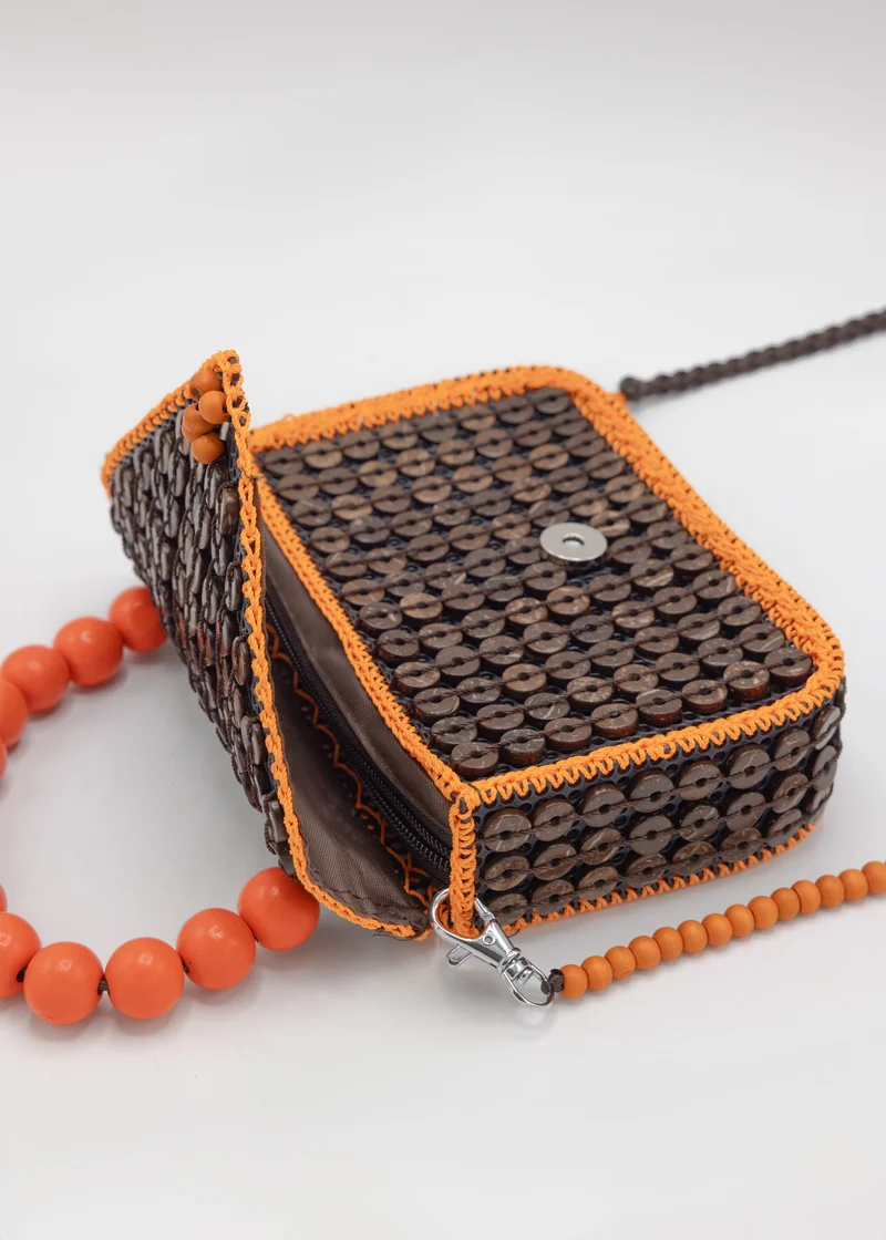 Kleine Tasche mit orangefarbenem Perlen-Henkel - dunkelbraun
