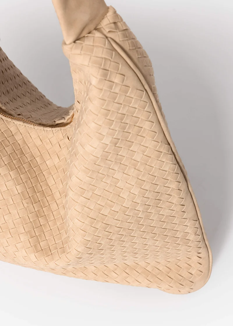 Gewebte Umhängetasche in Wildlederoptik - beige