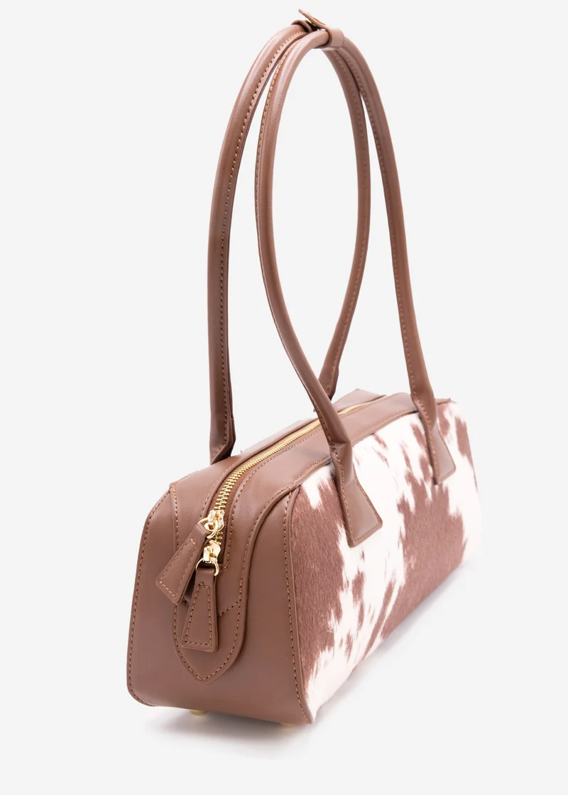 Schultertasche aus Kunstleder mit Kuhprint - braun
