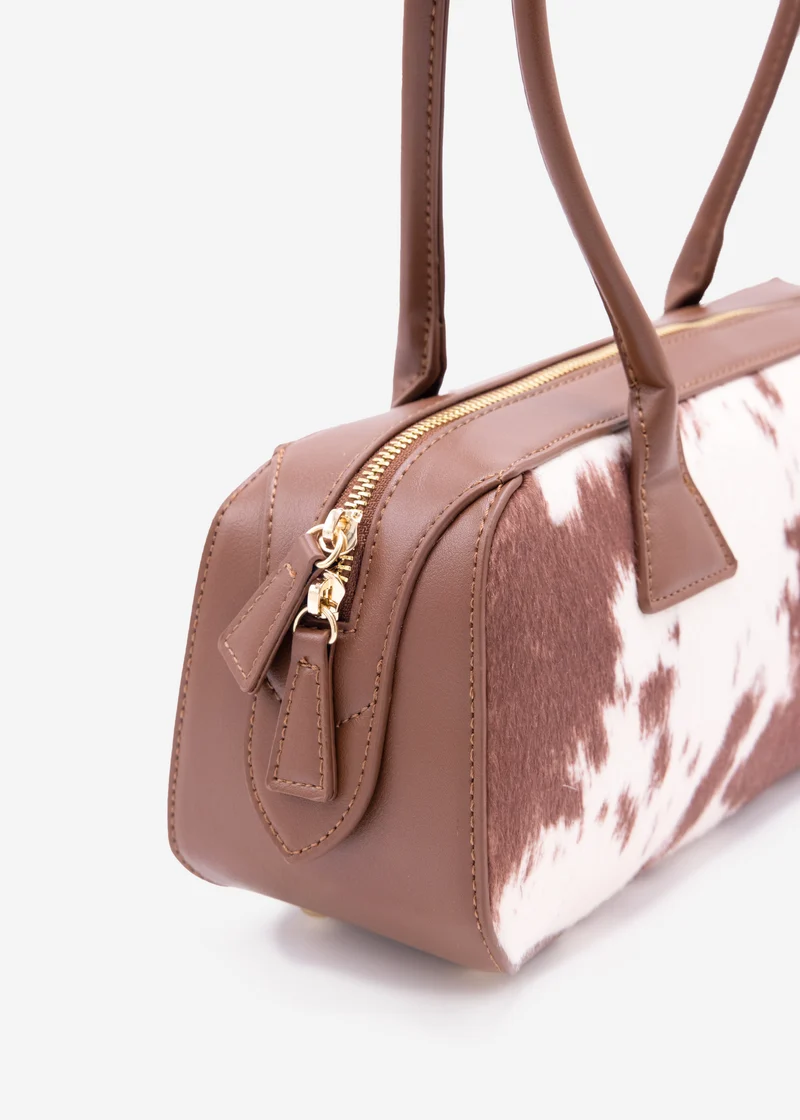 Schultertasche aus Kunstleder mit Kuhprint - braun