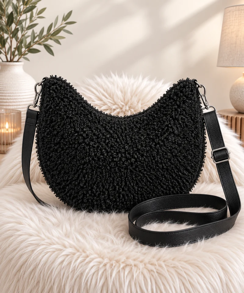 XXL Crossbody Bag in Teddy-Curl-Optik - schwarz