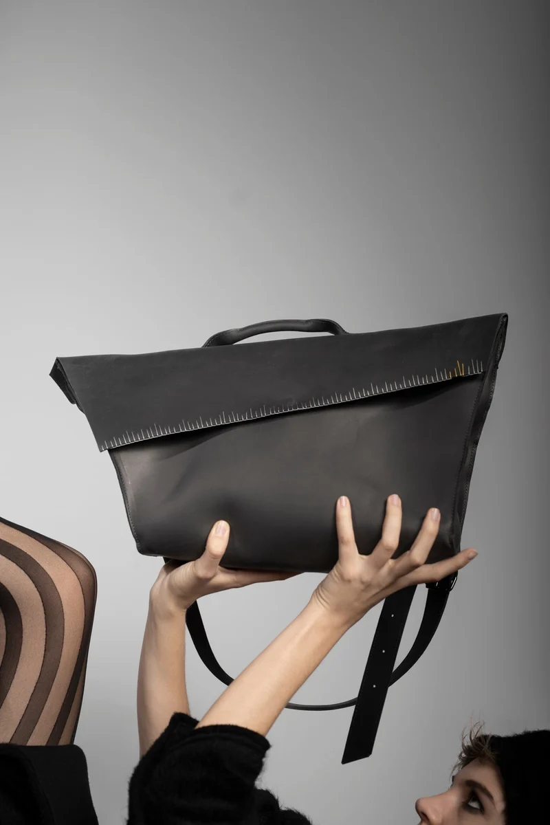 eigensinnig wien | Wellen | Schwarze Designer Ledertasche mit außergewöhnlichem Details