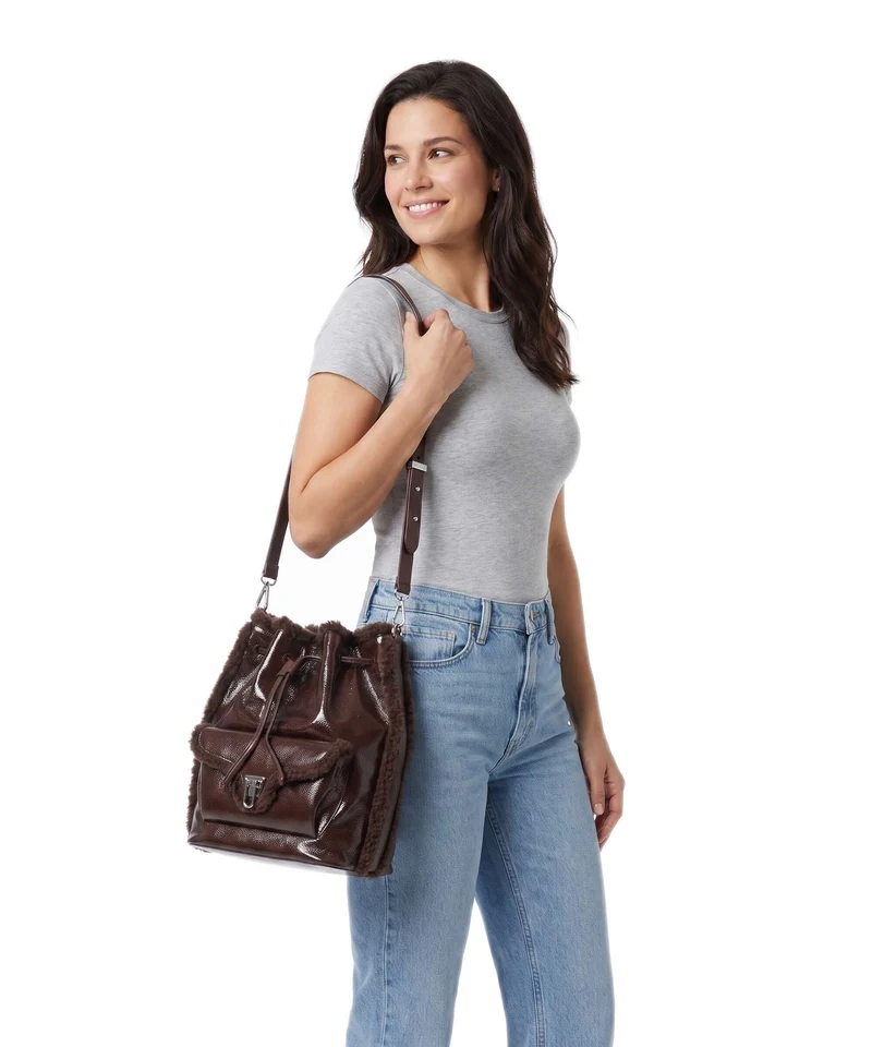 Coccinelle Beat Bucket Handtasche berry