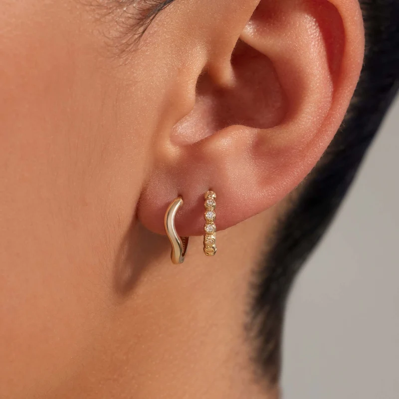 Beloro Jewels Monte Napoleone Elena 9 Karat Gold Creolen mit Zirkonia-Steinen (8,3 mm) BO360114