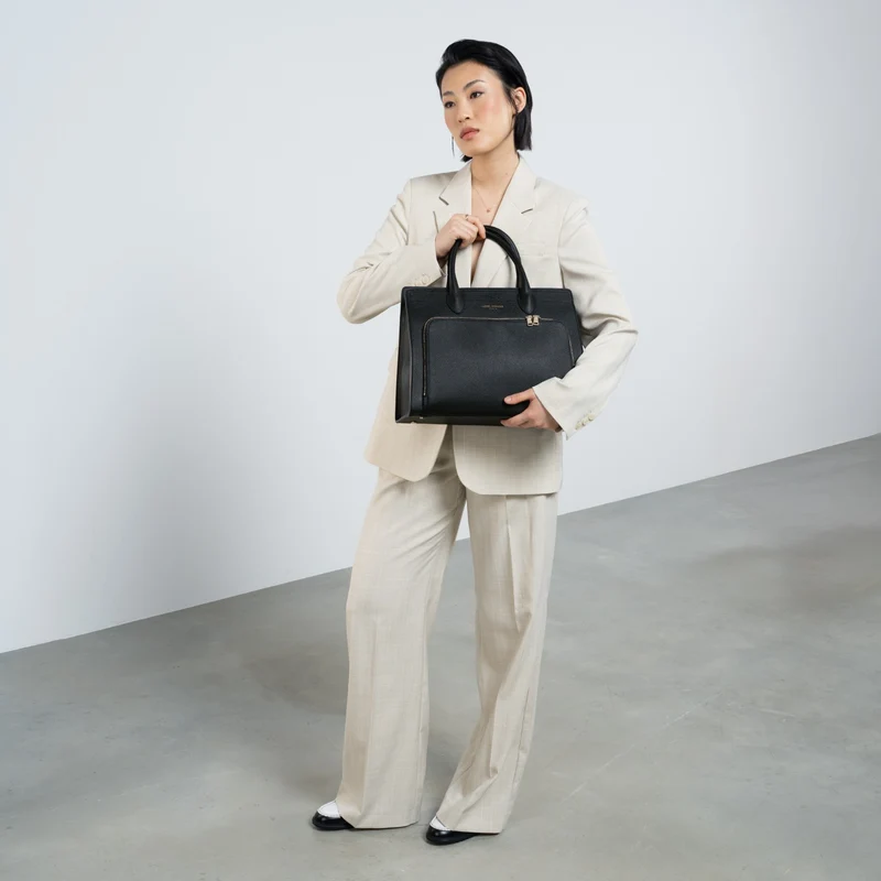 Isabel Bernard Honoré Nadine schwarze Handtasche aus Kalbsleder mit 13-Zoll-Laptopfach IB25110-001-13