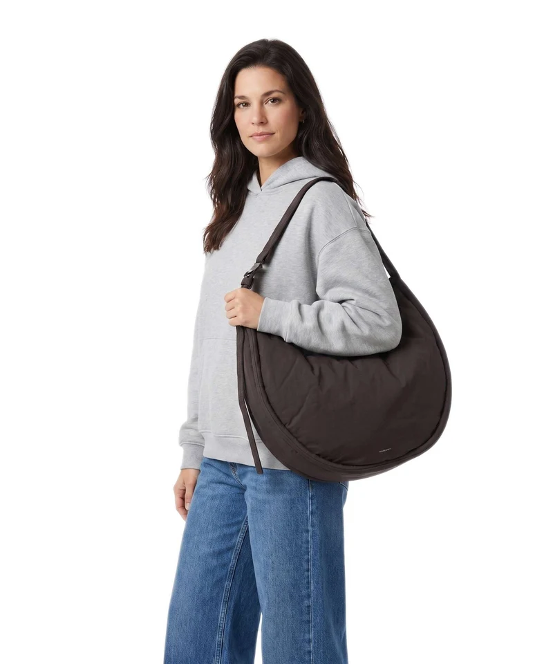 Sandqvist Curve L Beuteltasche dark brown