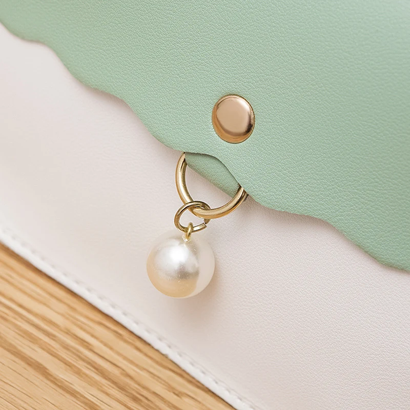 MODERNE Handtasche aus veganem Leder mit Schultergurt
