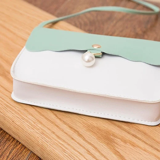 MODERNE Handtasche aus veganem Leder mit Schultergurt