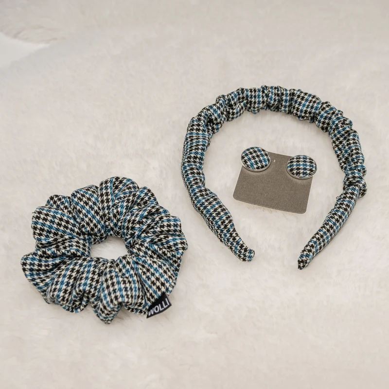 Scrunchie, Haarreif und Ohrringe kariert