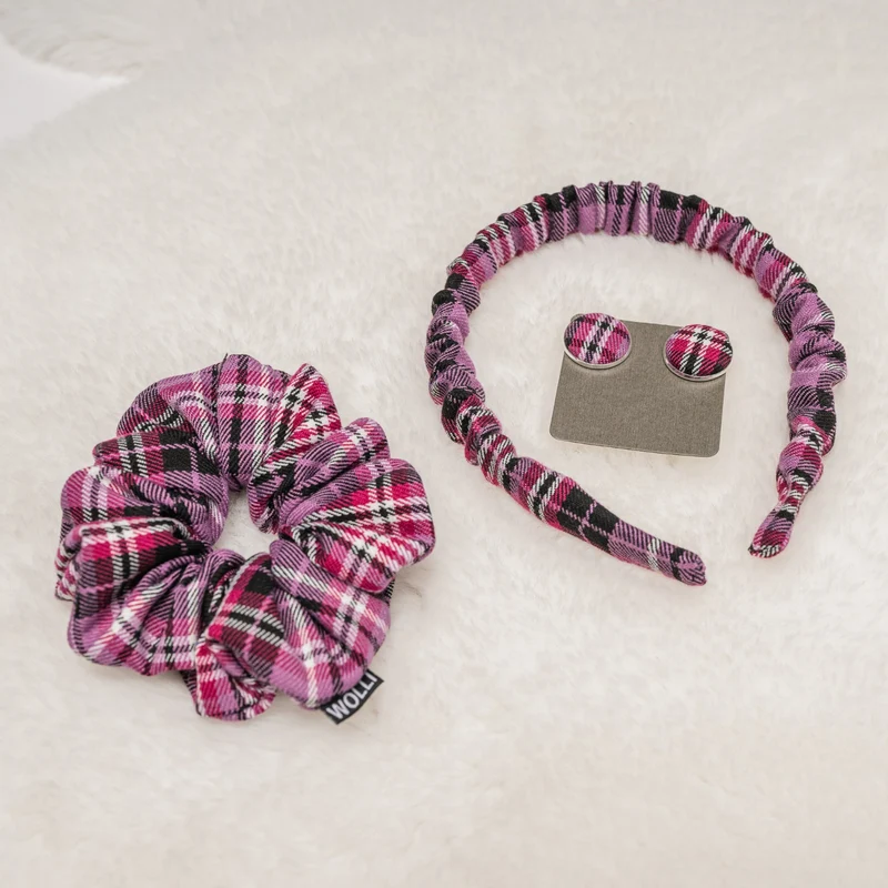 Scrunchie, Haarreif und Ohrringe kariert