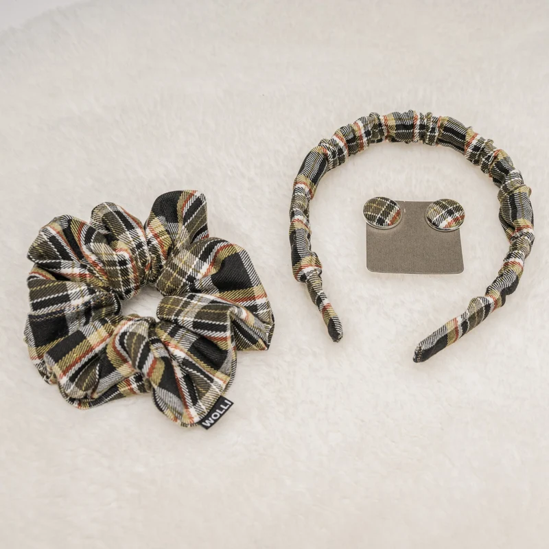 Scrunchie, Haarreif und Ohrringe kariert