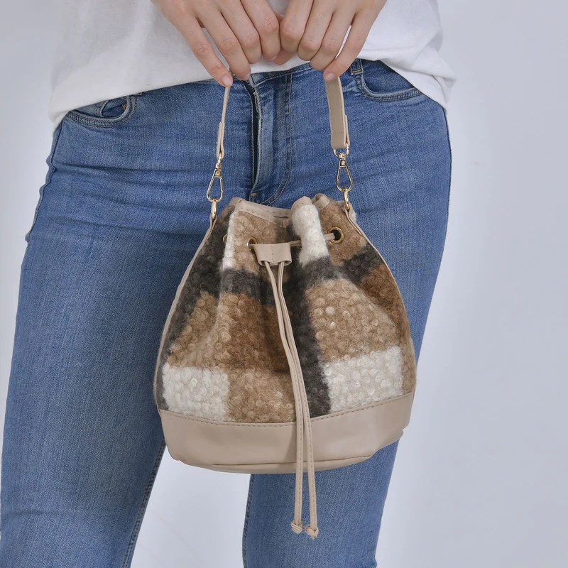 Bucket Crossbody Bag - Modische Beuteltasche mit Kordelzug, Beige Kontrast-Karo-Kunstfell, Größe: 22x18x25 cm