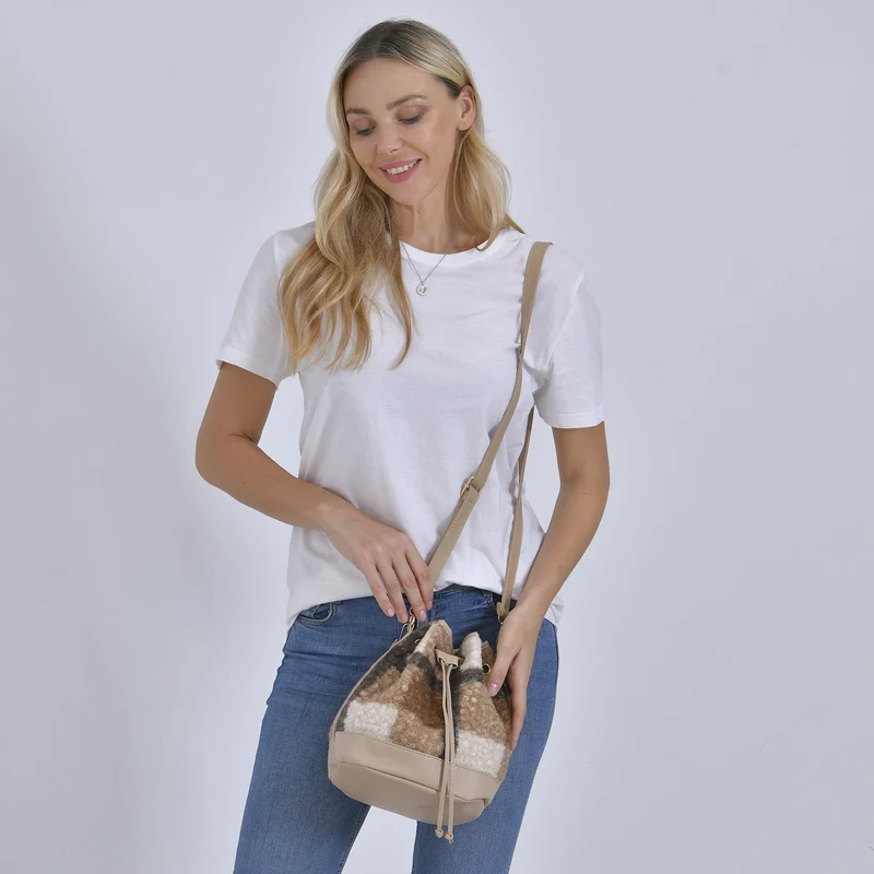 Bucket Crossbody Bag - Modische Beuteltasche mit Kordelzug, Beige Kontrast-Karo-Kunstfell, Größe: 22x18x25 cm