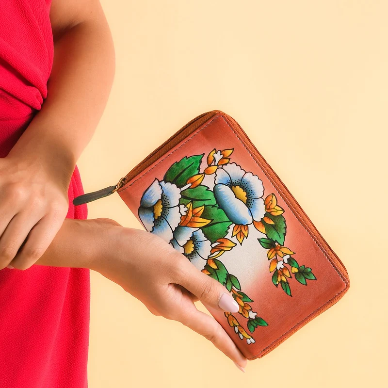 Sukriti - handbemalte Brieftasche aus echtem Leder mit RFID Schutz, Blumenmuster blau