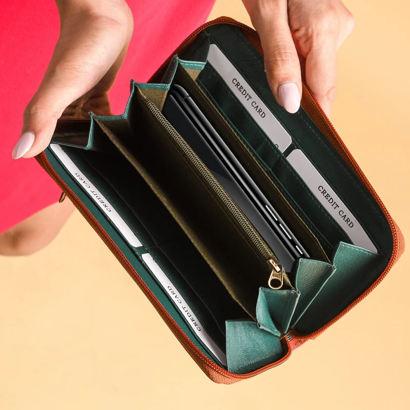 Sukriti - handbemalte Brieftasche aus echtem Leder mit RFID Schutz, Blumenmuster blau