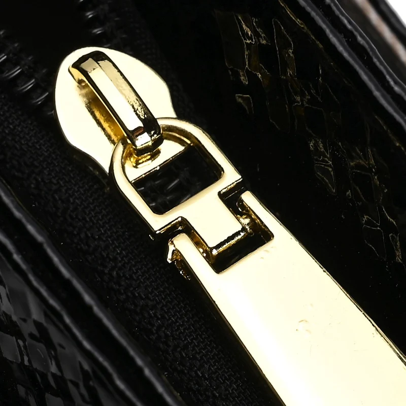 Stylische Sling-Umhängetasche mit klassischem schwarzem Zebramuster, vielseitigem Gurt und praktischen Fächern, 26x10x15 cm